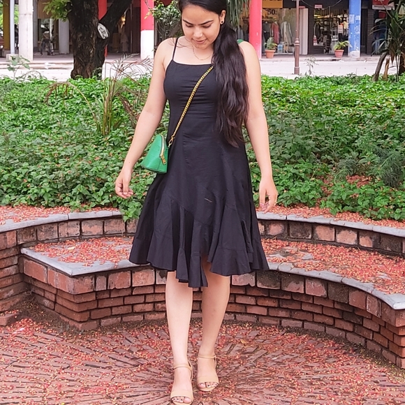 Dresses & Skirts - Black midi dress